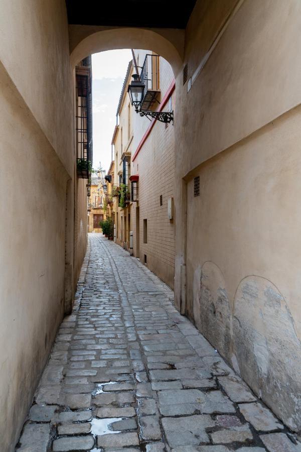 Bonito Callejon En La Juderia By Thegoodtourist Sewilla Zewnętrze zdjęcie